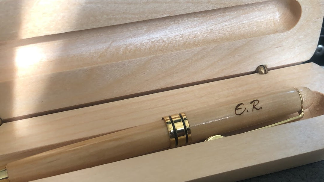 Set Di Penne A Sfera In Legno Personalizzate Con Iniziale E Testo Incisi Regalo Di Compleanno In Ufficio Per Il Capo E Il Collaboratore - CALLIE - Foto 11